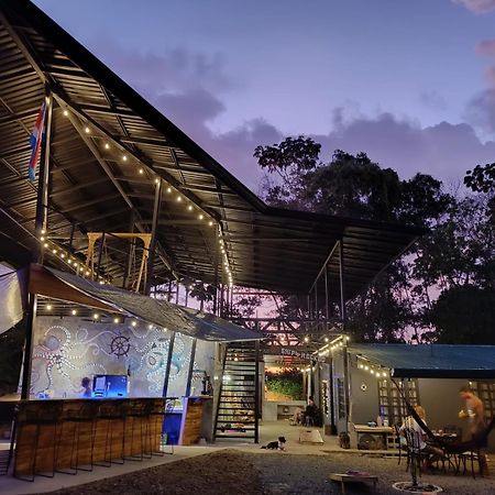 Shipwrecked Hostel Увита Екстериор снимка