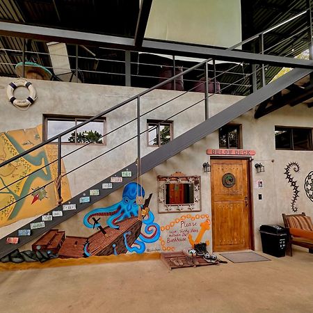 Shipwrecked Hostel Увита Екстериор снимка
