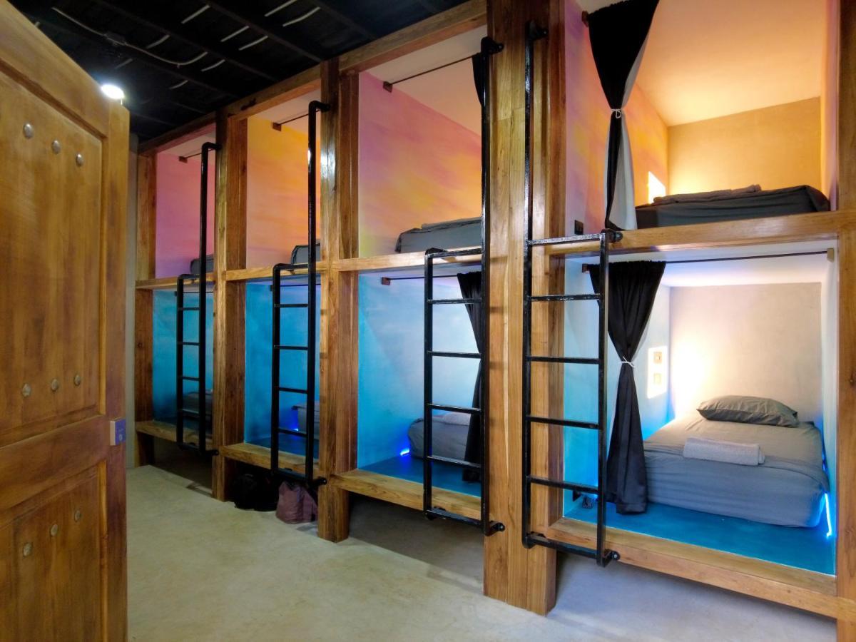 Shipwrecked Hostel Увита Екстериор снимка