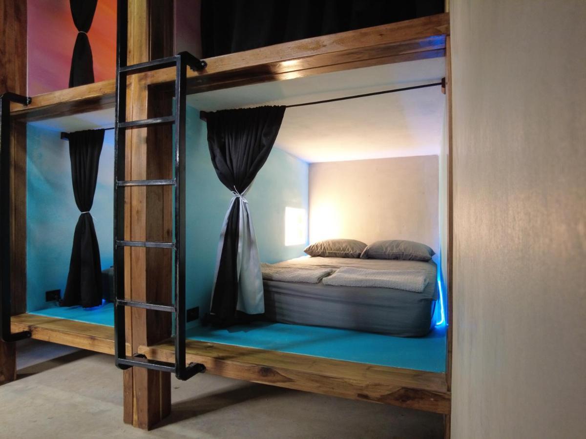 Shipwrecked Hostel Увита Екстериор снимка