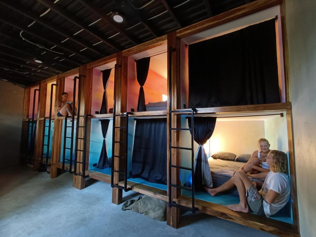 Shipwrecked Hostel Увита Екстериор снимка