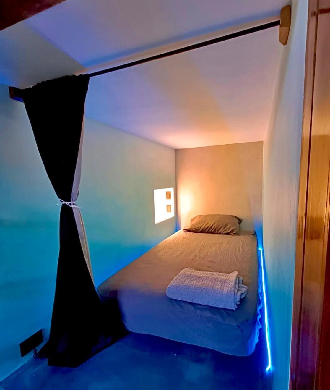 Shipwrecked Hostel Увита Екстериор снимка