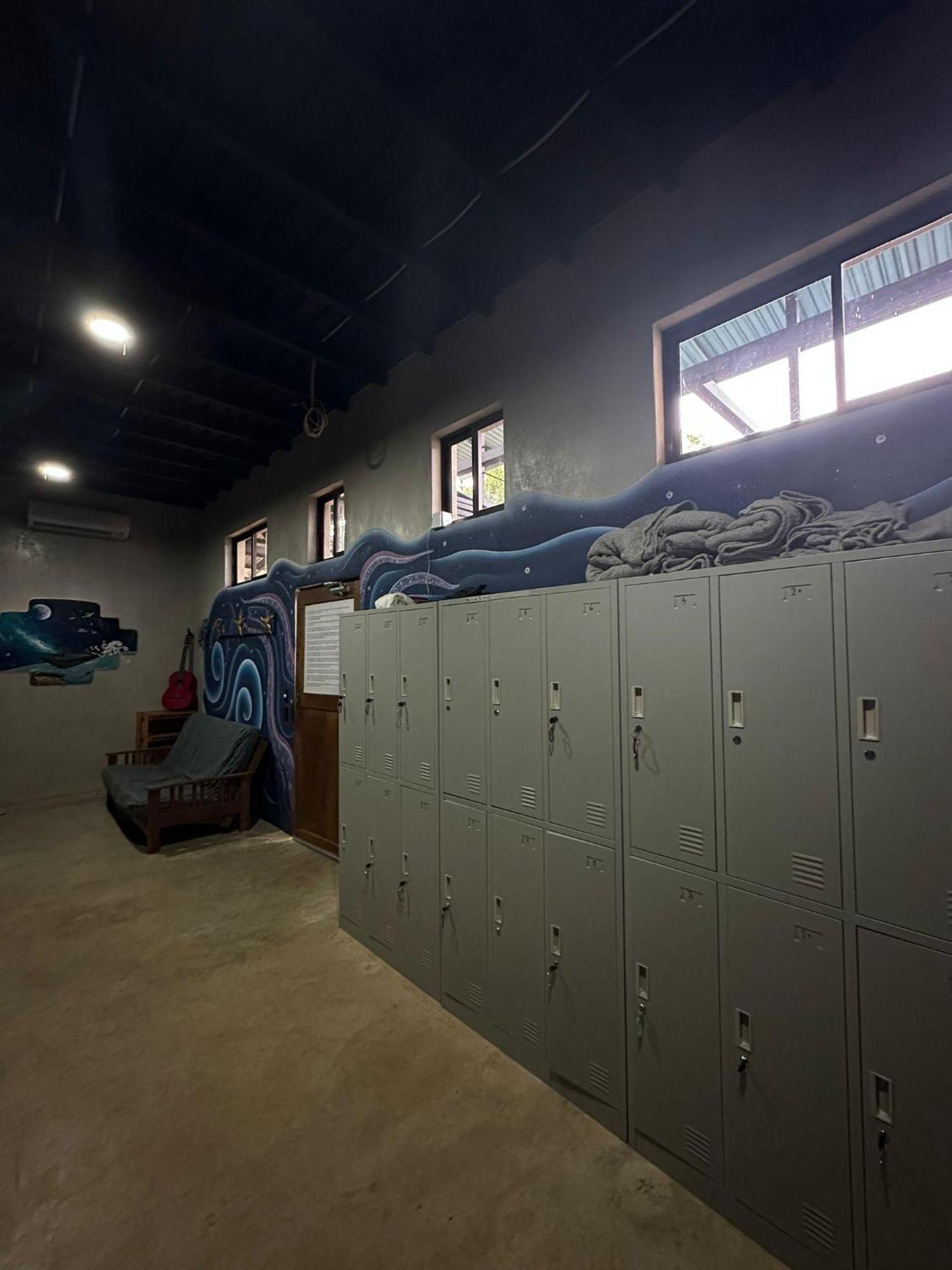 Shipwrecked Hostel Увита Екстериор снимка